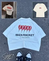 Remera color crema de corte oversize con estampado en la espalda que incluye cuatro paletas de pádel rojas con la palabra 'ITTAI' perforada, y texto debajo que dice 'IBIZA RACKET ITTAI STARS'.