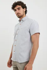 Camisa de manga corta a rayas verticales blancas y grises, con cuello abotonado y bolsillo en el pecho.