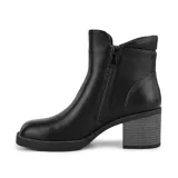 Botín de cuero sintético color beige con cierre lateral y elástico en la parte superior. Tiene taco de madera y suela marrón.