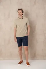 Chomba azul de piqué de algodón con cuello polo, tapeta de dos botones con diseño estampado en el interior y mangas cortas. Corte clásico.