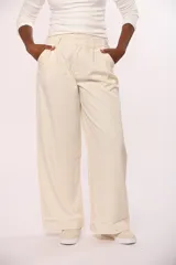 Pantalon sastrero de corte recto y tiro alto, con diseño de pinzas frontales, bolsillos laterales y cierre con botón.