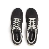 Championes Merrell modelo Relay Fly Vent Se, de diseño urbano en color negro con detalles en blanco crema. Presentan una estructura con el logo 'M' distintivo en el lateral, cordones claros y suela de goma texturizada.