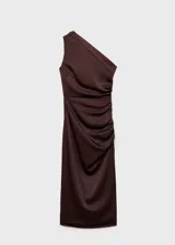 Vestido midi de satén color marrón chocolate, con diseño asimétrico de un solo hombro y detalle de fruncido lateral. Presenta un corte entallado y una abertura lateral en la falda.