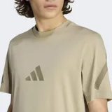 Remera Adidas de corte clásico y cuello redondo, color beige, con logo de la marca estampado en el centro del pecho y detalles gráficos en las mangas. Confeccionada en algodón fresco con protección UV.