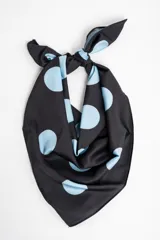 Bandana de poliéster negra con estampado de lunares celestes.