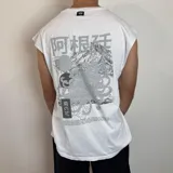 Musculosa blanca de corte oversize con estampado circular en el pecho que incluye caracteres asiáticos.