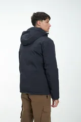 Campera azul marino con capucha, cierre frontal con cremallera y bolsillos con cierre y solapa.