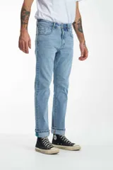 Pantalón de jean celeste, corte slim y tiro medio.
