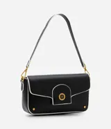 Bolso negro tipo baguette con correa de cadena dorada y correa corta blanca. Tiene cierre de tapa con broche dorado con el logo STN.