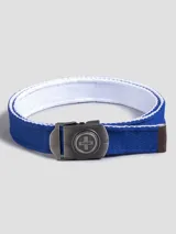 Cinturón azul con interior blanco, hebilla metálica con el logo de Forum y extremo de cuero marrón.