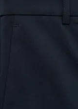 Pantalón de vestir de corte recto y diseño crop, color negro. Presenta cierre de gancho y cremallera, trabillas para cinturón, dos bolsillos laterales y dos bolsillos de ribete en la parte posterior.