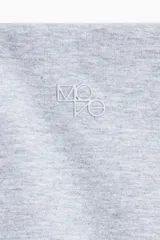 Top deportivo de manga larga confeccionado en tejido funcional DryMove, con escote en V, detalle girado en el frente y aberturas para el pulgar en los puños.