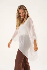 Blusa blanca de gasa oversize con forro y manga murciélago.