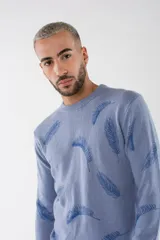 Sweater de tejido de punto en color rosa claro con estampado de pequeñas piñas en tono más oscuro. Presenta escote redondo, mangas largas y puños acanalados.