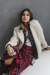 Tapado largo de corte clásico confeccionado en tela de paño fantasía tipo boucle, con cuello de solapa amplio, bolsillos laterales y cierre frontal con botones. Presenta cortes verticales para un mejor entalle y un tajo en la parte posterior.