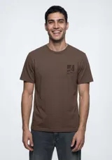 Remera de manga corta color amarillo claro con pequeño estampado gráfico en el pecho.