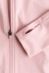 Campera deportiva rosa de corte ajustado, con cuello elevado, cierre frontal completo y mangas largas con abertura para el pulgar.