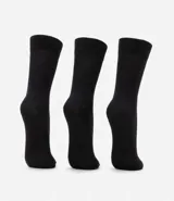 Kit de tres pares de medias masculinas de caña larga, confeccionadas en tejido de algodón con textura acanalada.