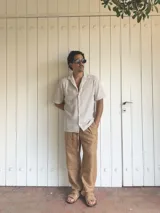 Pantalón de lino color camel, de corte ancho y relajado, con cintura elastizada y cordón ajustable.