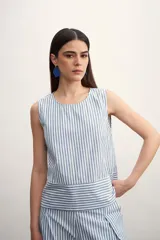 Blusa sin mangas a rayas verticales azules y blancas.