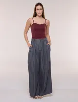 Pantalón wide leg de lyocell color gris, con cintura alta, pinzas frontales y bolsillos laterales.