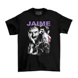 Remera negra de manga corta con estampado fotográfico en blanco y negro del músico Jaime Ross y detalles en color violeta.