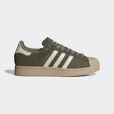 Championes Adidas Superstar II de diseño urbano, con parte superior de cuero nobuk en color verde oliva, franjas laterales y detalle en talón en color crema, y suela de goma en tono arena.