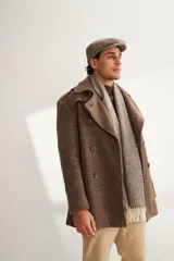 Saco de lana color tostado, con solapa, doble abotonadura, bolsillos, canesú y charreteras. Prenda de uso diario.