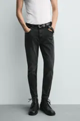 Jeans skinny cropped fit de corte ajustado y tiro medio, con diseño de cinco bolsillos y efecto lavado.