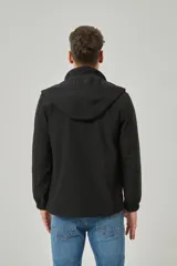 Campera negra con capucha y cierre frontal.