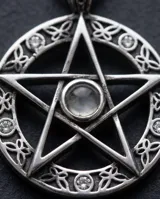 Collar de acero italiano con dije circular de estrella pentagrama y detalle de circonia central, acompañado de una cadena de eslabones tipo franco.
