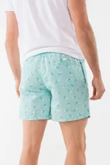 Short de baño azul con estampado de flamencos.