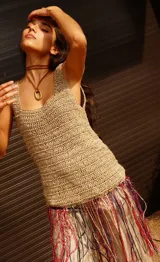 Top tejido al crochet color rojo con flecos.