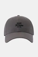 Gorra Levi's de color gris con diseño clásico de visera curva y cierre ajustable en la parte trasera. Cuenta con el logotipo bordado en contraste en el panel frontal.