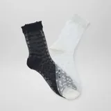 Pack de dos pares de medias de gasa semitransparente, una en color negro y otra en color blanco, ambas con diseño de corazones en relieve y terminación con borde fruncido.