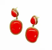Aros colgantes con base de bronce y piedra color coral.