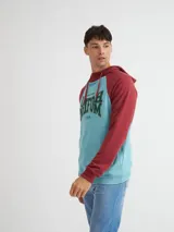 Canguro negro y ocre con capucha y cuello en rib, manga raglán, bolsillos laterales y estampa combinada (estampa y bordado).