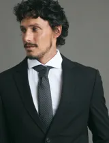 Camisa de vestir blanca de corte clásico, con cuello rígido y mangas largas con puños abotonados.