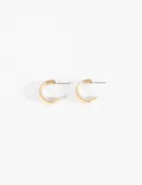 Aros tipo argolla de tamaño pequeño con acabado texturizado efecto machacado.