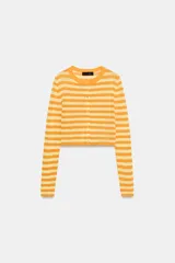 Chaqueta corta de punto a rayas horizontales en tonos naranja y amarillo, con cuello redondo, manga larga y cierre frontal de botones.