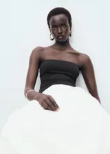 Vestido midi de diseño combinado con cuerpo tipo palabra de honor en color negro y falda estilo globo en color blanco. Presenta un bajo abullonado y forro interior de algodón.