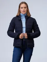 Campera negra impermeable de abrigo, marca Michael Kors. Tiene capucha no desmontable con jareta de ajuste, cierre metálico central, bolsillos verticales delanteros y puños elastizados.