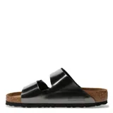 Sandalias Birkenstock Arizona color gris metalizado, con doble tira ajustable con hebillas plateadas, plantilla anatómica de corcho y suela de goma.