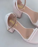 Sandalias de fiesta color rosa pastel, con plataforma y tacón cuadrado.