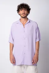 Camisa de manga corta con cuello cubano, confeccionada en fibrana premium. Presenta un corte oversize y cierre frontal con botones al tono.