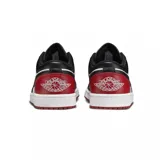 Championes Nike Air Jordan 1 Low, modelo clásico de corte bajo en color blanco y rojo, confeccionados en cuero sintético, con el icónico logo de las alas en el talón y el swoosh lateral en contraste.