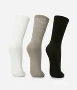Kit de tres pares de medias de caña alta con textura acanalada, confeccionadas en tejido de algodón suave y elástico.