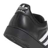 Championes Adidas Superstar II T, color negro con las tres tiras laterales en blanco y puntera de goma.