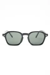 Lentes de sol polarizados con armazón negro de diseño geométrico y lentes oscuros.