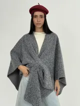 Ruana color crema confeccionada en lana italiana con textura tipo "corderito". Se puede usar abierta o cerrada.